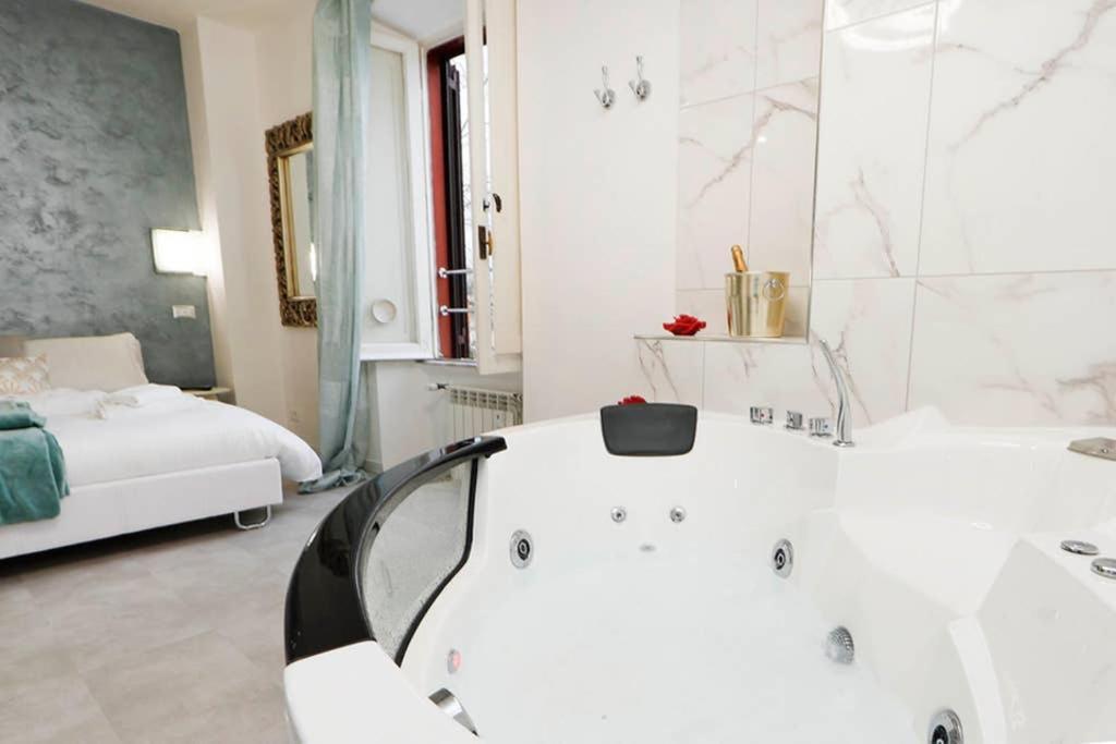 White Panoramic Jacuzzi Suite Trastevere - Top Collection Рим Экстерьер фото