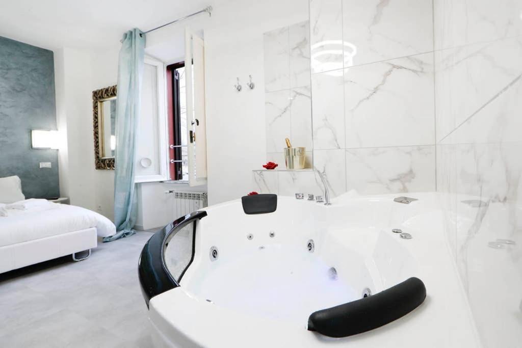 White Panoramic Jacuzzi Suite Trastevere - Top Collection Рим Экстерьер фото