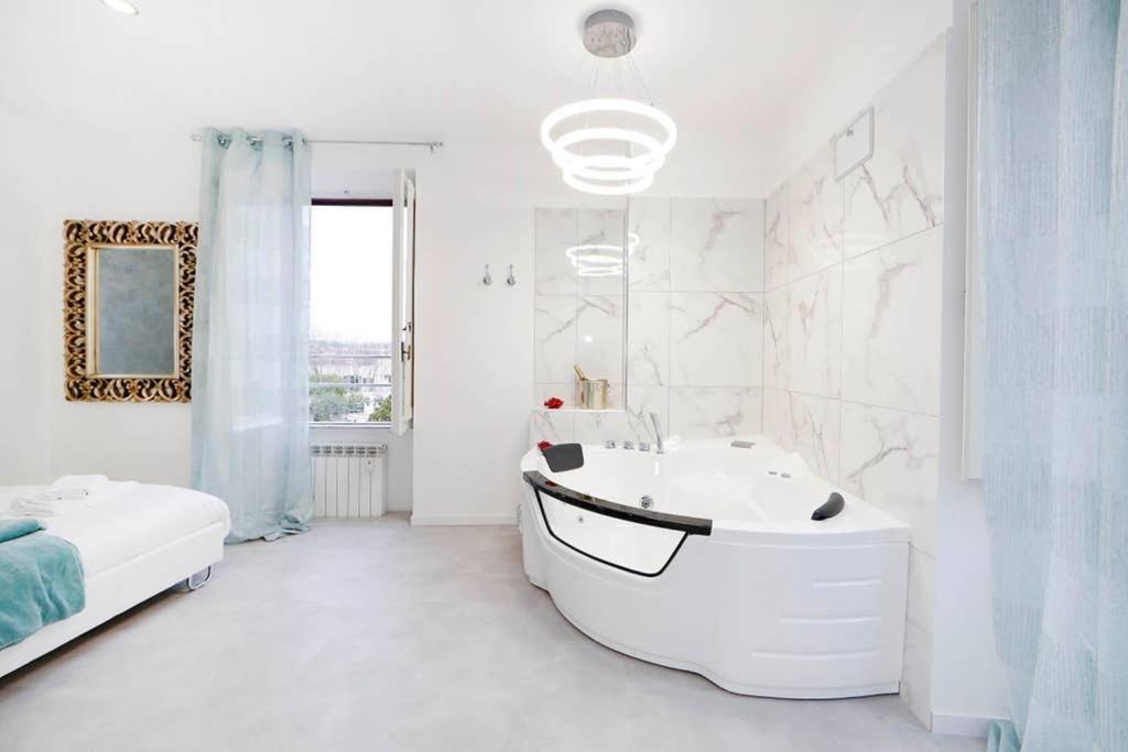 White Panoramic Jacuzzi Suite Trastevere - Top Collection Рим Экстерьер фото