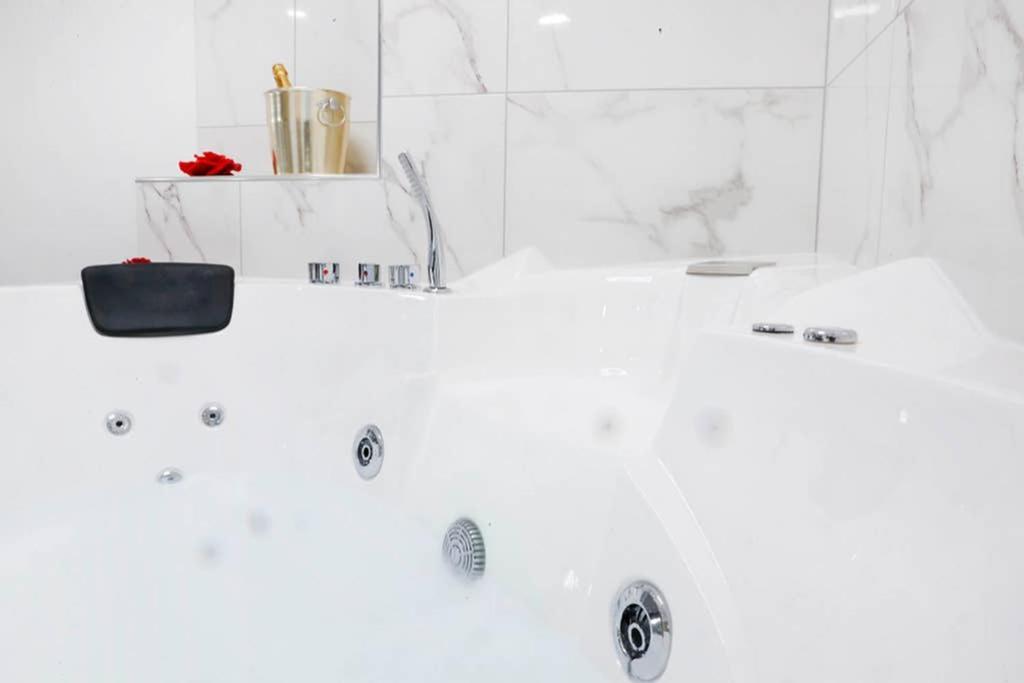 White Panoramic Jacuzzi Suite Trastevere - Top Collection Рим Экстерьер фото